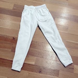 White TNA cozy fleece boyfriend sweat pants. Size extra small.